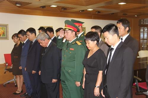 越南驻以色列大使馆前来吊唁陈大光。。(图片来源:越通社) 越南驻以色列大使馆前来吊唁陈大光。。(图片来源:越通社)