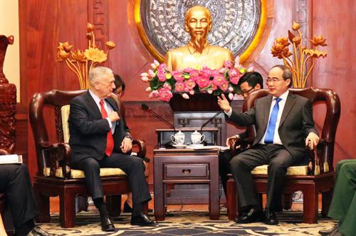 胡志明市市委书记阮善仁（右）会见美国国防部部长詹姆斯⋅马蒂斯 。图自越通社