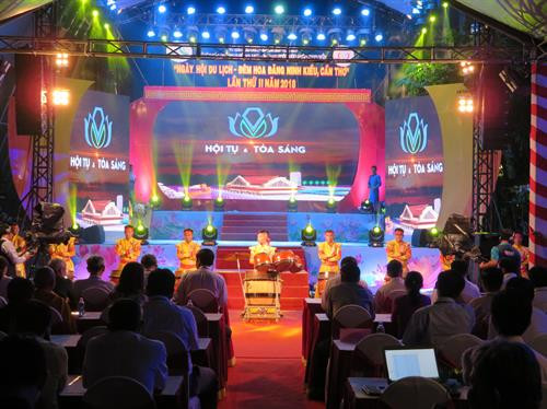 第二次“芹苴宁桥花灯之夜”旅游日活动开幕式场景。图自越通社