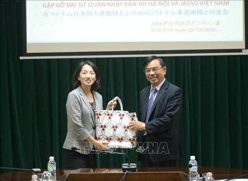 日本驻越大使馆二等书记楚曼·艾向归仁大学副校长阮廷贤赠送礼物。图自越通社