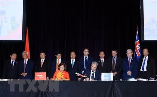 越南政府总理阮春福出席越捷航空公司与澳大利亚直航航线签字仪式。越通社记者 统一 摄。