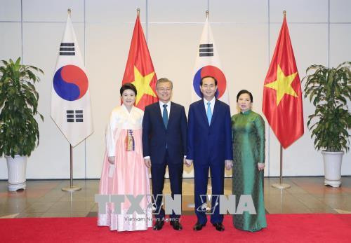 文在寅和夫人同陈大光和夫人合影。（图片来源：越通社）
