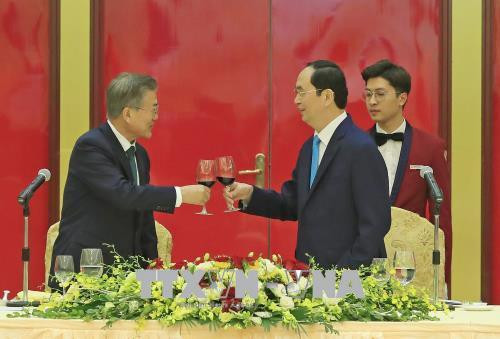 越韩两国领导人互相敬酒。（图片来源：越通社）