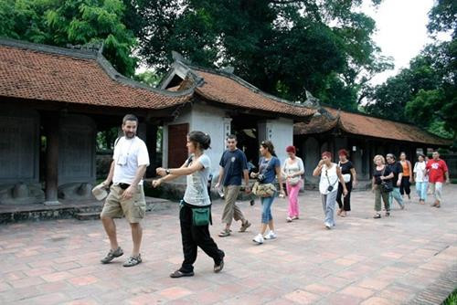 参观河内文庙国子监的国际游客。（图片来源：互联网）