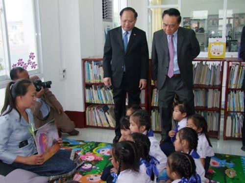 胡志明市与川圹省参观儿童阅览室。（图片来源：www.sggp.org.vn）