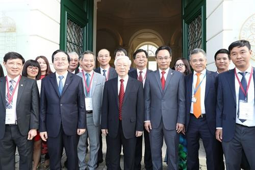 阮富仲和参会代表合影。图自越通社 阮富仲和参会代表合影。图自越通社