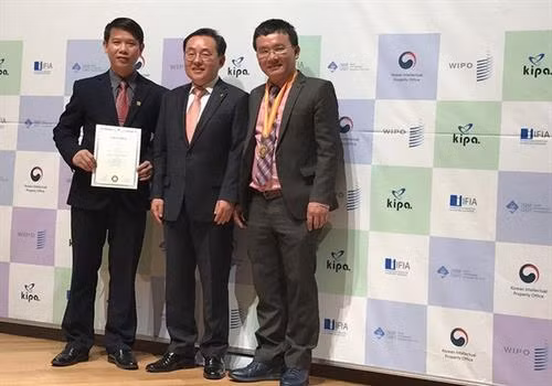 越南在2017年韩国首尔国际发明展获得金牌。(图片来源:越南民智网报) 越南在2017年韩国首尔国际发明展获得金牌。(图片来源:越南民智网报)