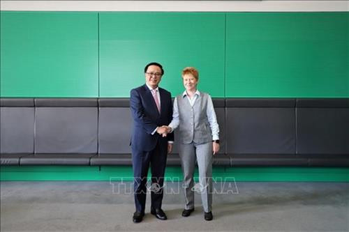 黄平君(左)与德国联邦议院副议长佩特拉·保罗。图自越通社 黄平君(左)与德国联邦议院副议长佩特拉·保罗。图自越通社