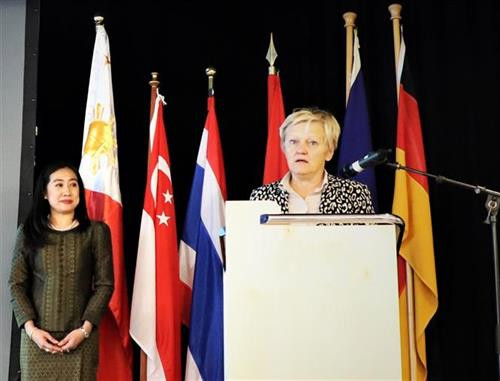 德国-东盟友好议员小组主席雷纳特。图自越通社