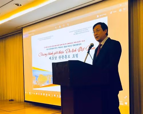 越南文化、体育与旅游部国际合作局局长阮重庆在研讨会上发表讲话。 图自互联网
