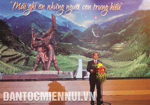 越共中央政治局委员、中央书记处书记、中央经济部部长阮文平在感恩大会上致辞。