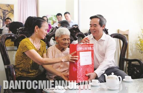 越共中央政治局委员、中央书记处书记、中央经济部部长阮文平看望慰问山罗市英雄母亲段氏叶并送上慰问品。