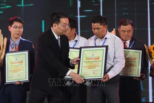 越南科技部部长朱玉英向企业代表颁发证书。图自越通社