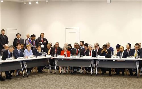 越南政府总理阮春福同各国高级领导人出席由日本首相安倍晋三主持的数字经济专题研讨会。图自越通社