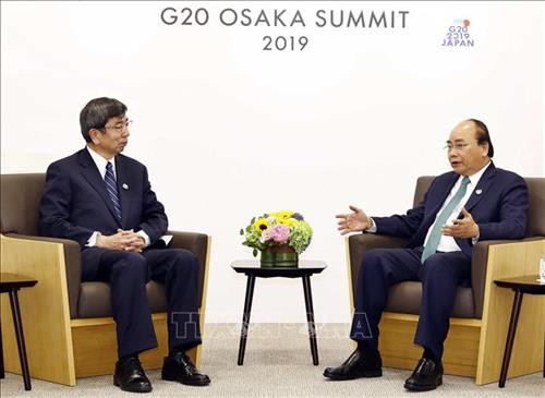 越南政府总理阮春福会见亚洲开发银行行长中尾武彦。图自越通社
