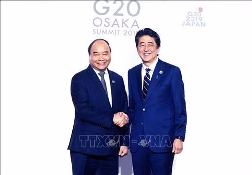 越南政府总理阮春福(左)和日本首相安倍晋三。图自越通社 越南政府总理阮春福(左)和日本首相安倍晋三。图自越通社