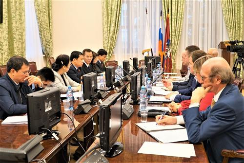 国会对外委员会代表团与俄罗斯普列汉诺夫经济大学举行工作交谈。图自越通社