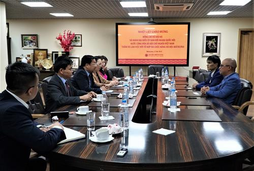 国会对外委员会代表团与河内-莫斯科大酒店领导举行工作交谈。图自越通社