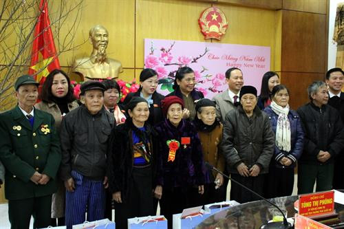 国会副主席丛氏放向清化省贫困人口、优抚家庭赠送春节慰问品。(图片来源:越通社) 国会副主席丛氏放向清化省贫困人口、优抚家庭赠送春节慰问品。(图片来源:越通社)