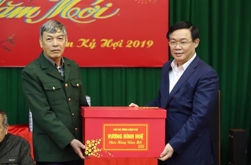 政府副总理王廷惠亲自向北江省优抚家庭赠送春节慰问品。(图片来源:越通社) 政府副总理王廷惠亲自向北江省优抚家庭赠送春节慰问品。(图片来源:越通社)