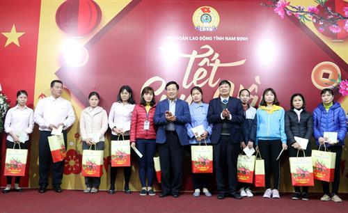 政府副总理兼外交部长范平明向南定省优抚家庭、贫困户、橙剂受害者和劳动工人并向其赠送慰问品。(图片来源:越通社) 政府副总理兼外交部长范平明向南定省优抚家庭、贫困户、橙剂受害者和劳动工人并向其赠送慰问品。(图片来源:越通社)