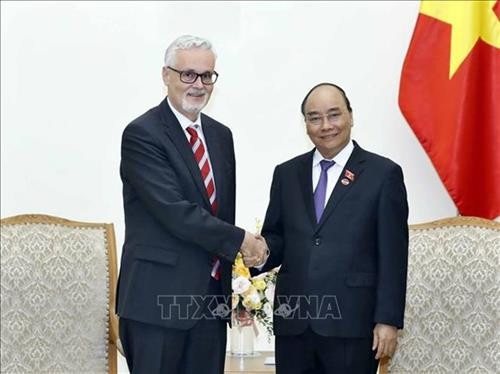越南政府总理阮春福会见德国新任驻越大使吉多·希尔德纳。图自越通社