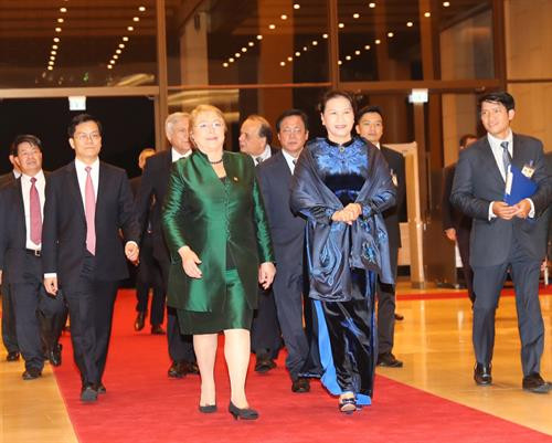越南国会主席阮氏金银与智利总统米歇尔•巴切莱特。（图片来源：越通社）