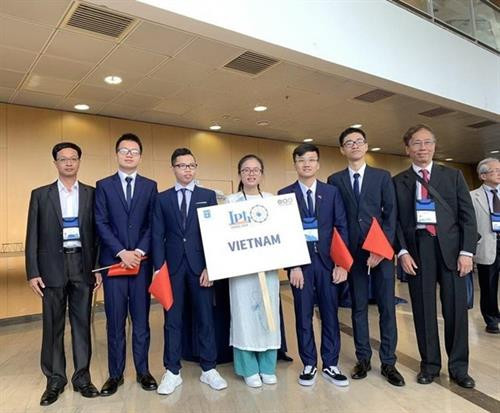 参加2019年第50届国际物理学奥林匹克竞赛的越南学生合影。图自越通社