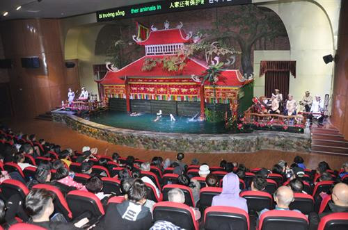 国际邮轮承载的游客在下龙市莲花水上木偶戏剧院观赏水上木偶戏表演节目。（图片来源：）