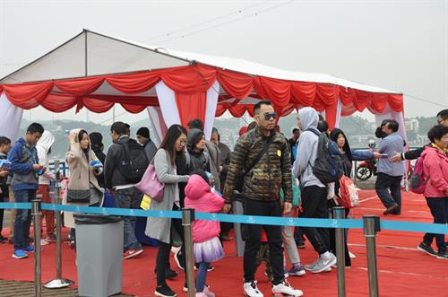 抵达广宁省的游客。（图片来源：baoquangninh.com.vn）