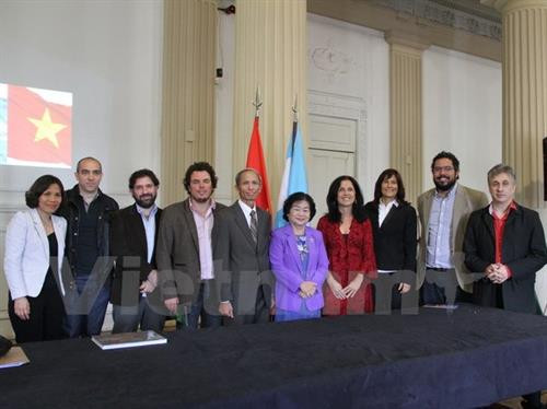 前越南国家副主席张美花(右五)与各位代表合影(图片来源:越通社) 前越南国家副主席张美花(右五)与各位代表合影(图片来源:越通社)