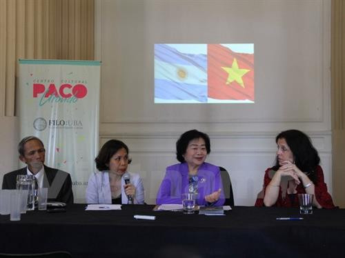 前越南国家副主席张美花(右二)出席研讨会。(图片来源:越通社) 前越南国家副主席张美花(右二)出席研讨会。(图片来源:越通社)