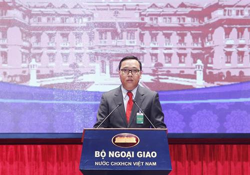 越南外交部外事局局长阮黄龙在会上作了2016-2018年阶段地方外交工作总结报告以及部署2018-2020年阶段任务方向 越通社记者 林庆 摄 越南外交部外事局局长阮黄龙在会上作了2016-2018年阶段地方外交工作总结报告以及部署2018-2020年阶段任务方向 越通社记者 林庆 摄