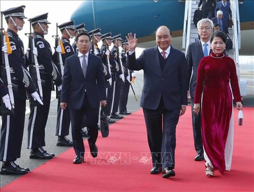 越南政府总理阮春福及夫人在韩国釜山金海国际机场。图自越通社