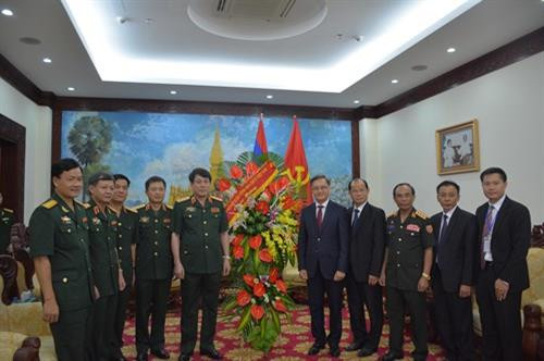 越南国防部代表和老挝驻越大使馆代表合影。（图片来源：越南人民军队报）