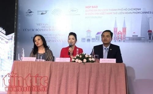 胡志明市旅游局局长裴达皇宇（右）在新闻发布会（图片来源：越通社）