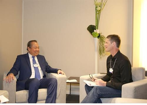 张和平与亚马逊网络服务副总裁迈克尔·庞克(Michael Punke)。图自互联网