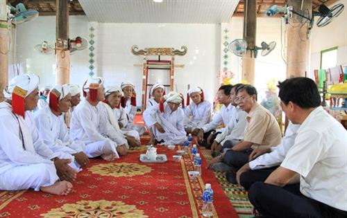 平顺省政府领导与占族回教信徒亲切交谈。图自越通社