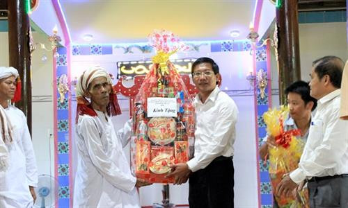 平顺省政府领导到占族同胞赠送慰问品。图自越通社