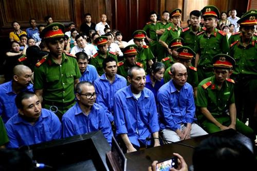 非法贩卖379块海洛因案: 8个死刑1个无期徒刑。图自越通社 非法贩卖379块海洛因案: 8个死刑1个无期徒刑。图自越通社