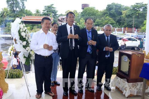 越南驻老挝大使阮伯雄、万象省政府代表、各社会团体组织代表等陆续向老越联军烈士纪念碑敬香和敬献花圈。（图片来源：越通社）