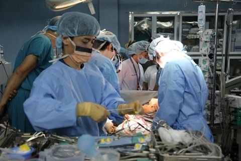 103军医学院集中精力进行手术（图片来源：103军医学院提供）