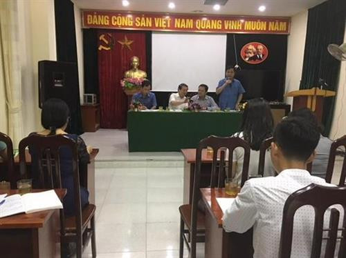 新闻发布会场景。图自因特网