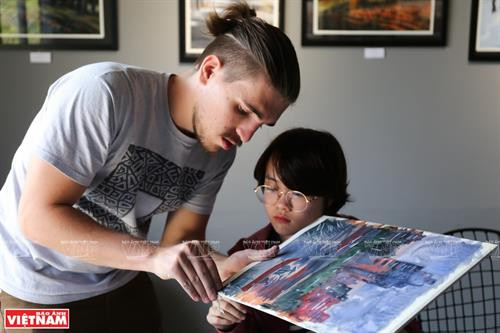 俄罗斯画家PlotnikovEvgrafEvgenievich精心教导越南学员创作出许多精彩作品。图自《越南画报》 俄罗斯画家PlotnikovEvgrafEvgenievich精心教导越南学员创作出许多精彩作品。图自《越南画报》