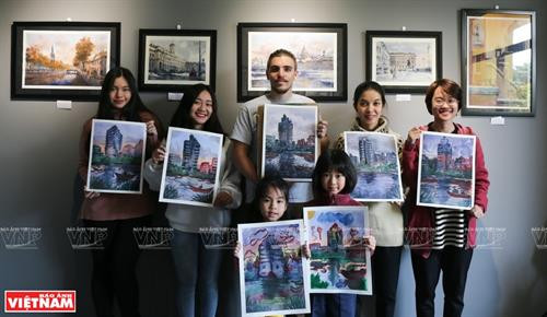 俄罗斯画家PlotnikovEvgrafEvgenievich与越南学员合影。图自《越南画报》 俄罗斯画家PlotnikovEvgrafEvgenievich与越南学员合影。图自《越南画报》