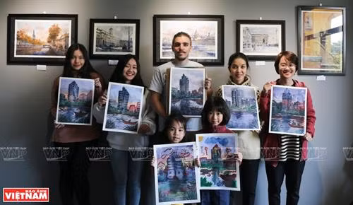 俄罗斯画家PlotnikovEvgrafEvgenievich与越南学员合影。图自《越南画报》