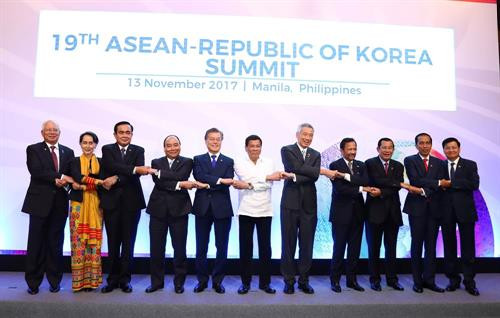 越南政府总理阮春福和东盟与各对话伙伴领导人在第19次东盟-韩国领导人会议上合影。(图片来源:越通社) 越南政府总理阮春福和东盟与各对话伙伴领导人在第19次东盟-韩国领导人会议上合影。(图片来源:越通社)