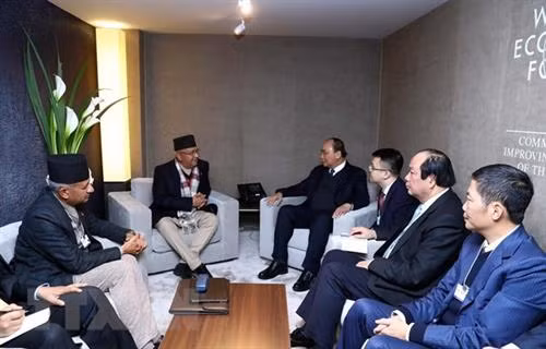 资料图:在2019年世界经济论坛年会期间越南政府总理阮春福与尼泊尔总理卡德加·普拉萨德·夏尔马·奥利进行了会晤。图自越通社 资料图:在2019年世界经济论坛年会期间越南政府总理阮春福与尼泊尔总理卡德加·普拉萨德·夏尔马·奥利进行了会晤。图自越通社