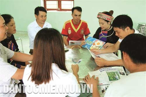 三海县各所学校均为混凝土结构。图为由越南煤炭与矿产工业集团援建的高稚乡本蓬1号幼儿园。记者 安成达 摄 为了提高同胞文化和生活水平，三海县已确定发挥内力，动员社区参加新农村建设与可持续减贫相结合。记者 安成达 摄 近年来，“全民团结建设居民区文化生活”运动已得到注重。记者 安成达 摄