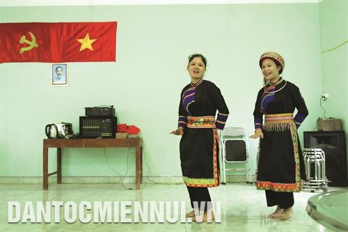 三海县各所学校均为混凝土结构。图为由越南煤炭与矿产工业集团援建的高稚乡本蓬1号幼儿园。记者 安成达 摄 为了提高同胞文化和生活水平，三海县已确定发挥内力，动员社区参加新农村建设与可持续减贫相结合。记者 安成达 摄 近年来，“全民团结建设居民区文化生活”运动已得到注重。记者 安成达 摄